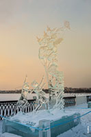 HD-фото ледовой скульптуры «Каникулы» на фестивале «Удмуртский лед» в Ижевске с разрешением 2832 на 4256 пикселей