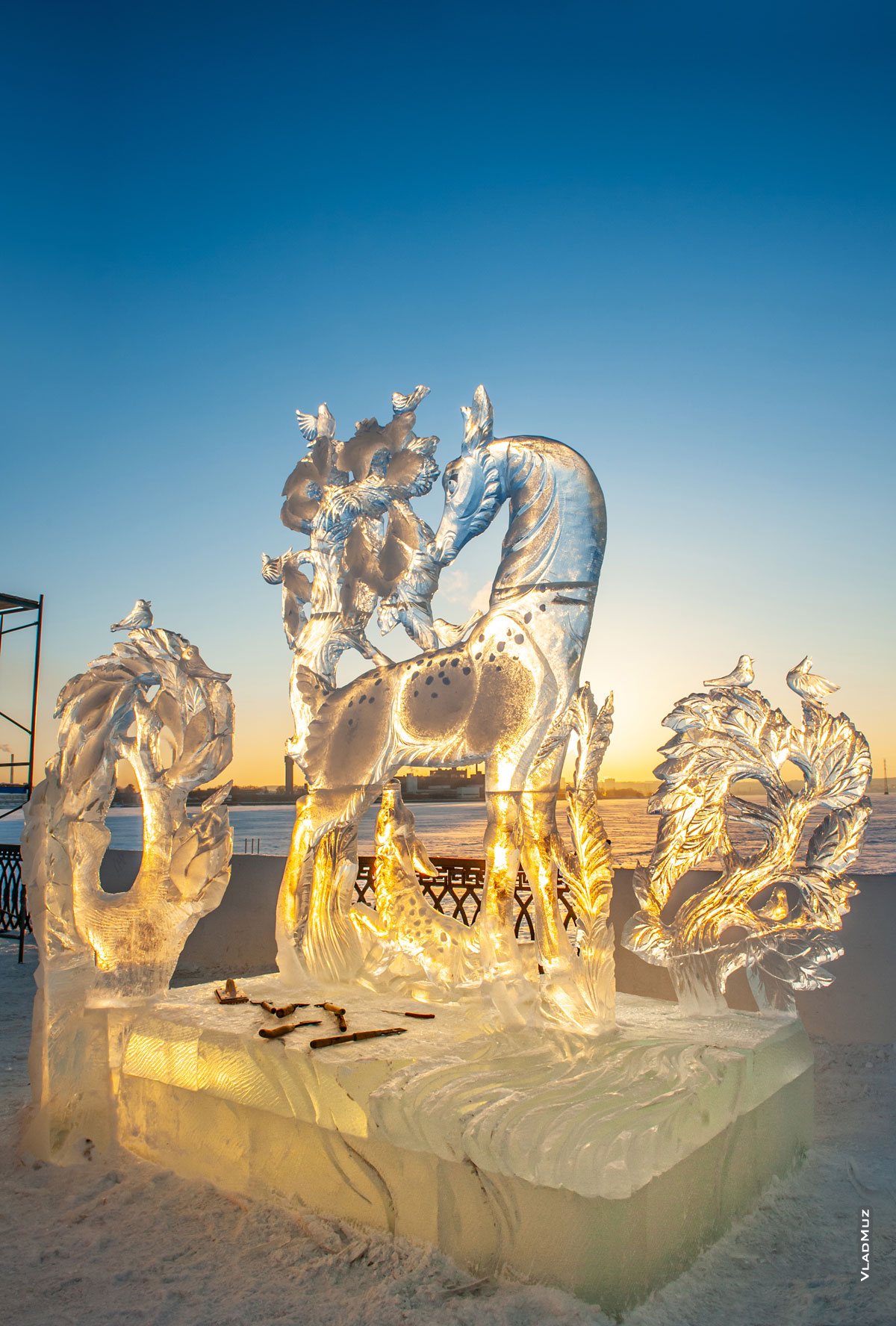 Фото ледовой скульптуры «Нежность» на фестивале «Удмуртский лед» в Ижевске в лучах заходящего солнца