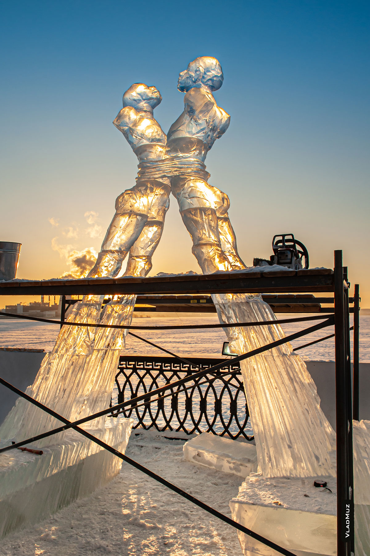 Ижевск, фестиваль «Удмуртский лед»: фото процесса создания ледовой скульптуры «Любовь»