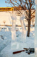 Фото изготовленных рук изо льда для ледовой скульптуры «Любовь» на фестивале «Удмуртский лед» в Ижевске