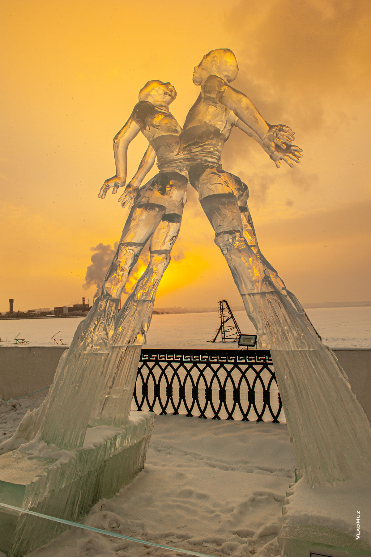 Ижевск, фестиваль «Удмуртский лед 2018»: фото ледовой скульптуры «Любовь» на фоне закатного неба