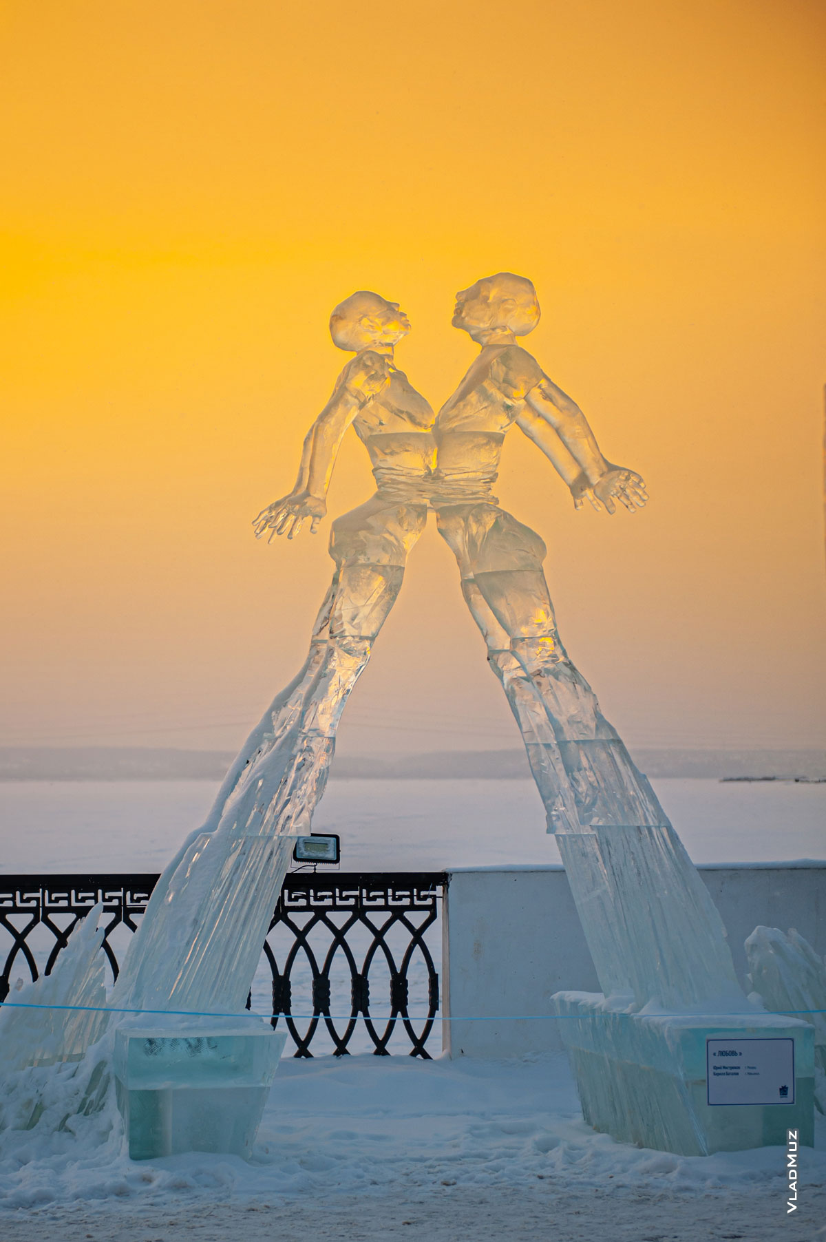 Фото ледовой скульптуры «Любовь» на фестивале «Удмуртский лед» в Ижевске