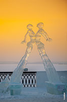 HD-фото ледовой скульптуры «Любовь» на фестивале «Удмуртский лед» в Ижевске с разрешением 2180 на 3280 пикселей