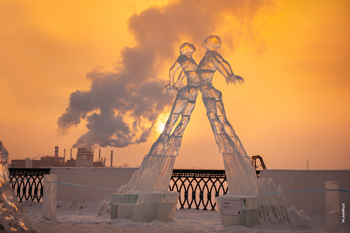 Ижевск, фестиваль «Удмуртский лед 2018»: фото женской и мужской ледовых скульптур под названием «Любовь» на набережной Ижевского пруда на фоне клубов пара и закатного неба