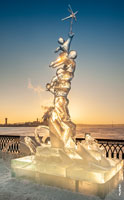 HD-фото ледовой скульптуры «Преодоление» в контровом солнечном свете на фестивале «Удмуртский лед» в Ижевске с разрешением 2530 на 4085 пикселей