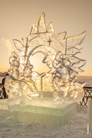 HD-фото ледовой скульптуры «Солнцеворот» на фестивале «Удмуртский лед» в Ижевске с разрешением 2470 на 3715 пикселей