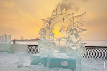 HD-фото ледовой скульптуры «Солнцеворот» на фестивале «Удмуртский лед» в Ижевске с разрешением 4170 на 2775 пикселей