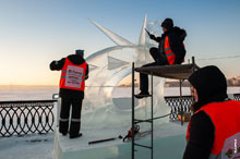 Фото процесса создания ледовой скульптуры «На волне мечтаний» на фестивале «Удмуртский лед» в Ижевске