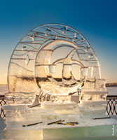 HD-фото ледовой скульптуры «Легенда о Луне» на фестивале «Удмуртский лед» в Ижевске с разрешением 2460 на 2950 пикселей