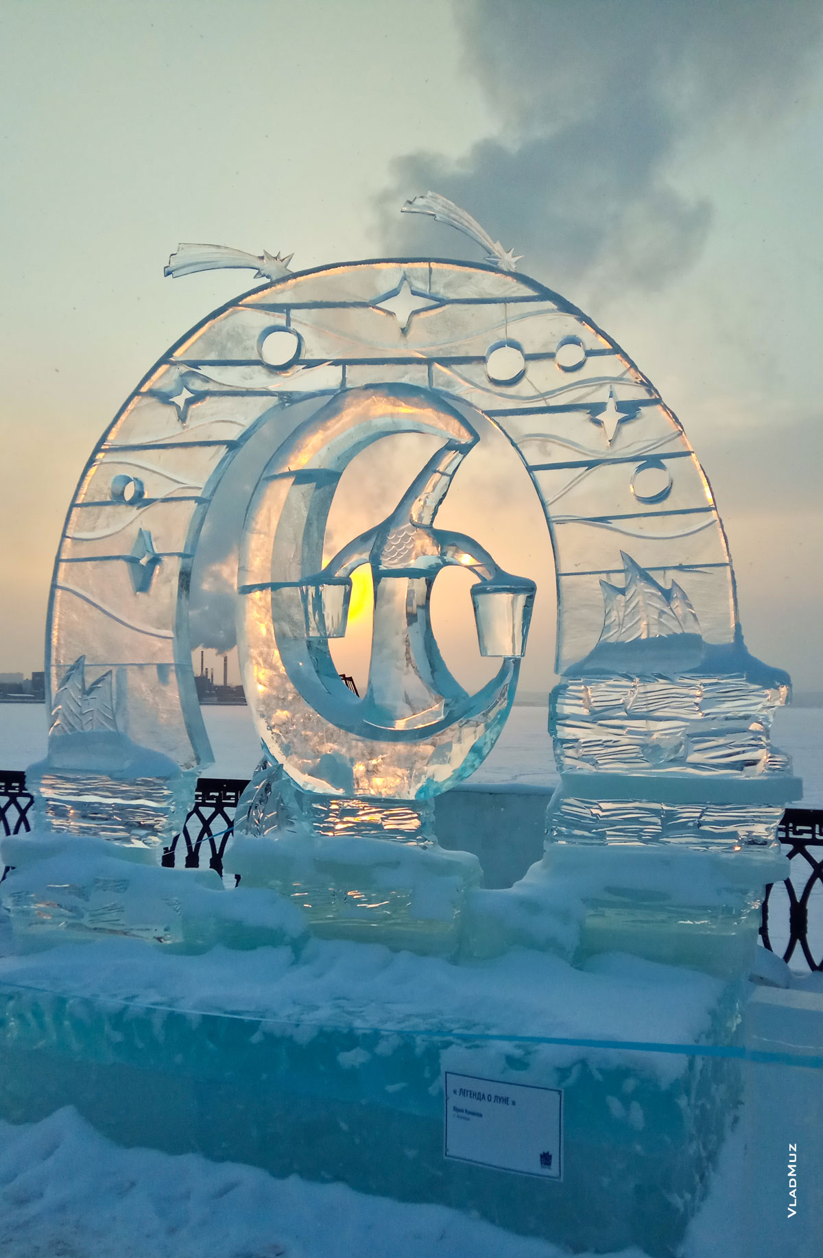 Ижевск, фестиваль «Удмуртский лед»: фото ледовой скульптуры «Легенда о Луне» в лучах заходящего солнца