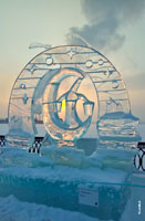 Фото ледовой скульптуры «Легенда о Луне» на фестивале «Удмуртский лед» в Ижевске в лучах заходящего солнца