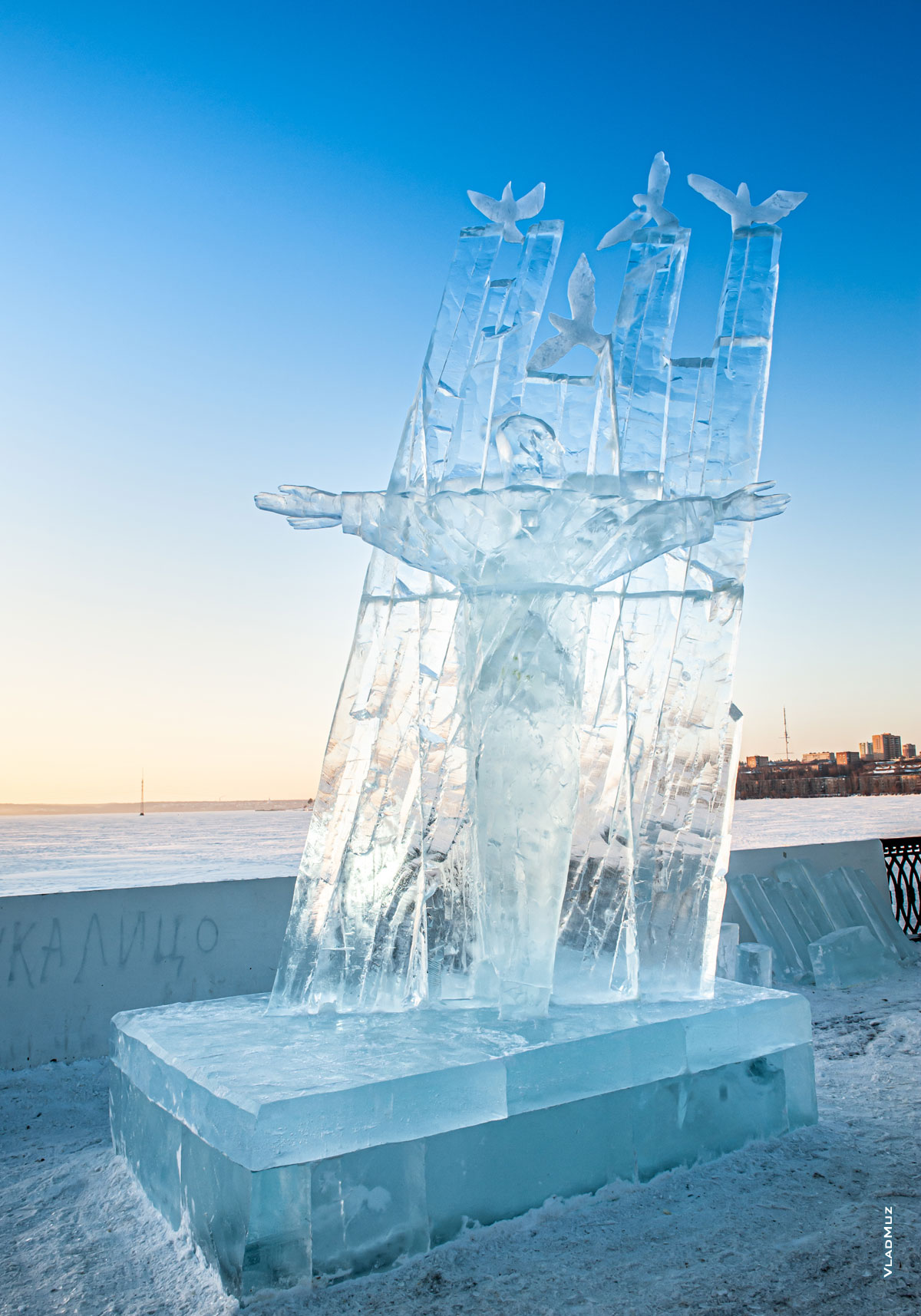 Ижевск, фестиваль «Удмуртский лед 2018»: фото ледовой скульптуры «И мира вам, и любви»