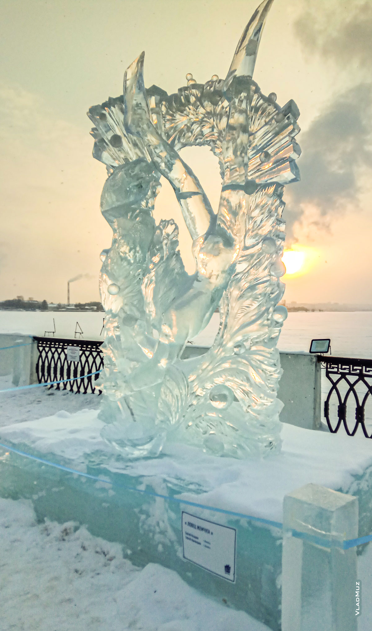 Фото ледовой скульптуры «Ловец жемчуга» на фестивале «Удмуртский лед» в Ижевске, занесенной снегом
