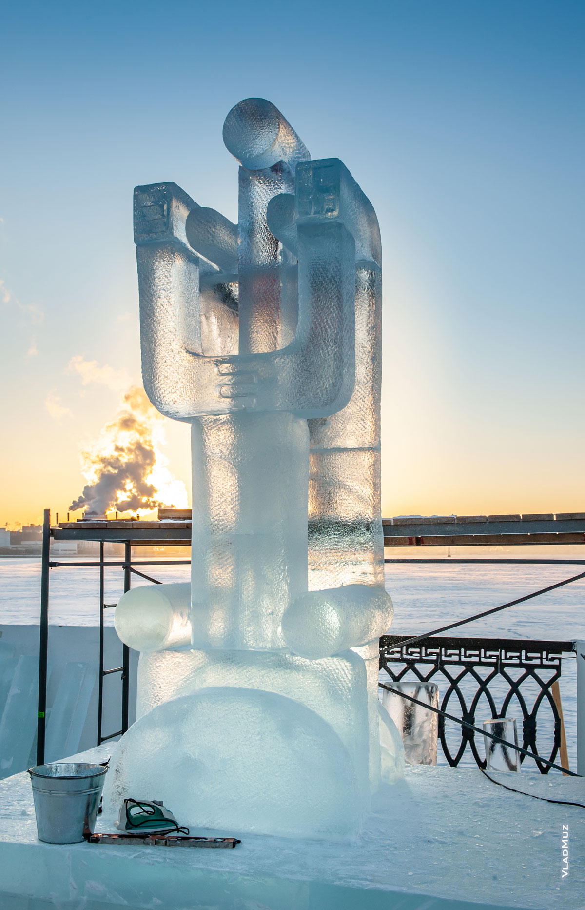 Ижевск, фестиваль «Удмуртский лед 2018»: фото ледовой скульптуры «Магнит»