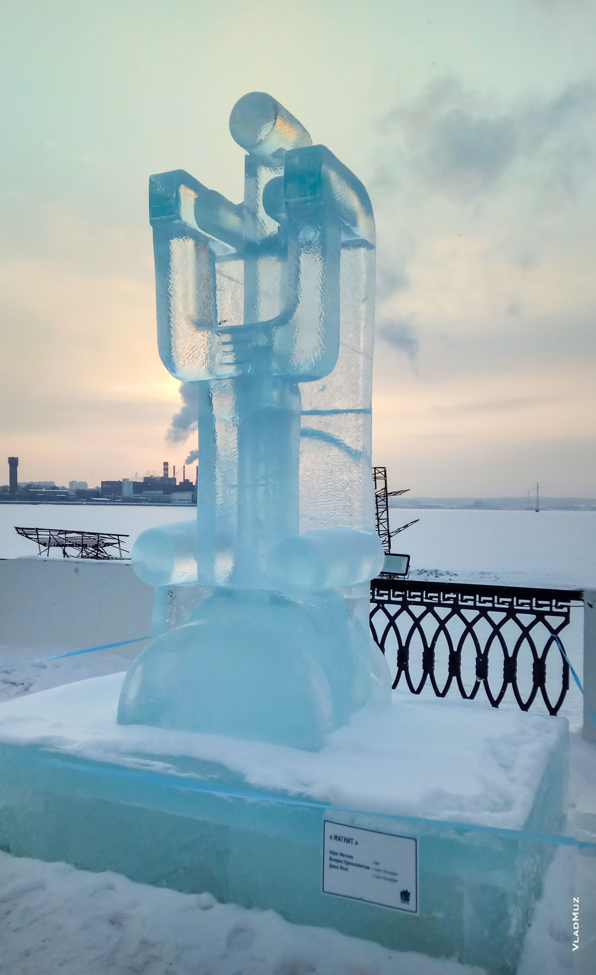 Ижевск, фестиваль «Удмуртский лед 2018»: фото ледовой скульптуры «Магнит», занесенной снегом