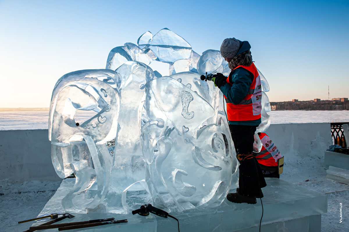 Ижевск, фестиваль «Удмуртский лед»: фото процесса создания ледовой скульптуры «К свету»