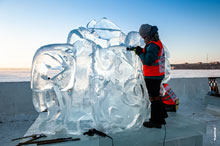 Фото процесса создания ледовой скульптуры «К свету» на фестивале «Удмуртский лед» в Ижевске