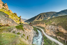 Чегемское ущелье в Кабардино-Балкарии, фото площадки для роупджампинга над рекой Чегем
