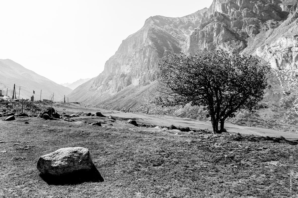 Чегемское ущелье, село Булунгу: черно-белый горный фотопейзаж у дороги