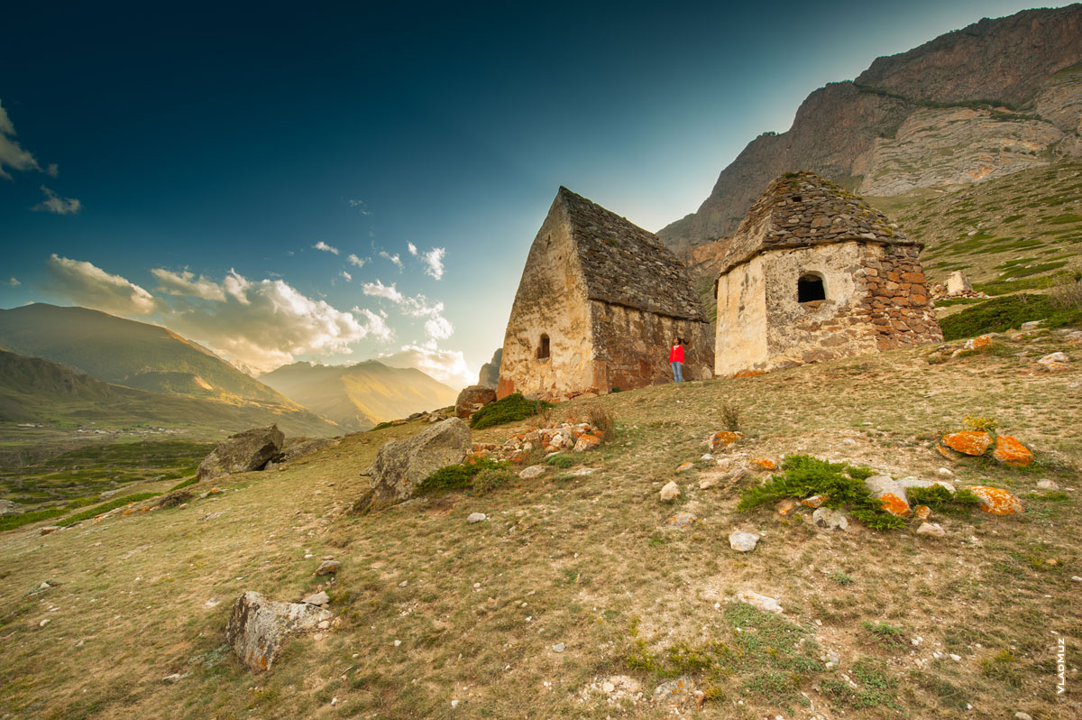Фото пейзаж с 2-мя могильниками Фардык-Кешене в Кабардино-Балкарии