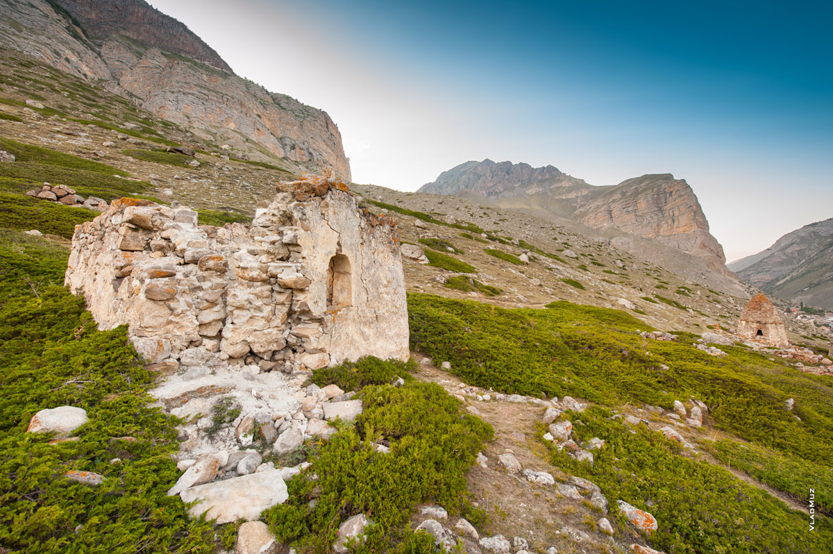 Фото разрушенного могильника Фардык-Кешене в Кабардино-Балкарии