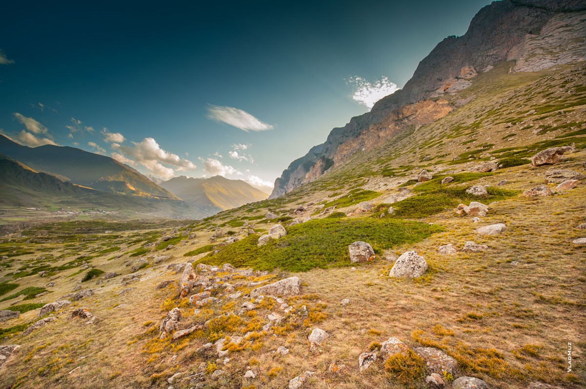 Фото пейзаж с горного склона «Города мертвых» на «священные» камни и горы Чегемского ущелья