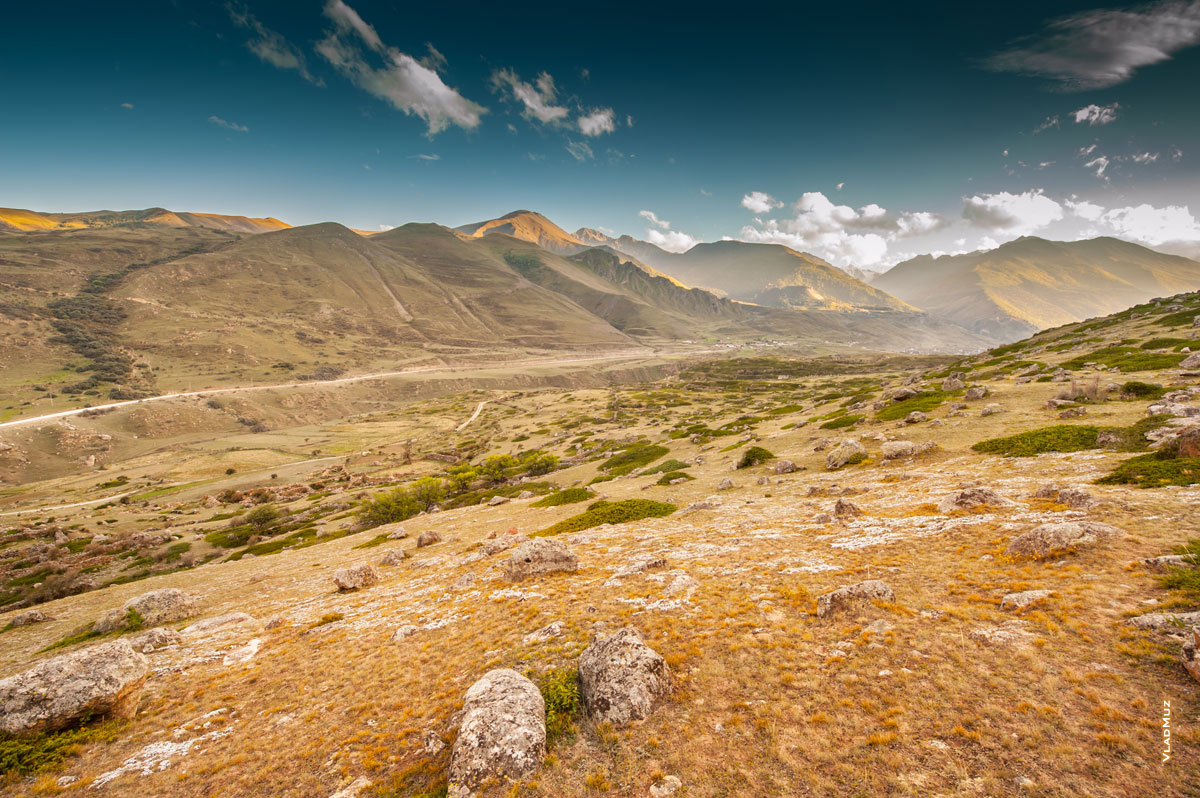 Фото с горного склона «Города мертвых» в Эльтюбю на горы Чегемского ущелья