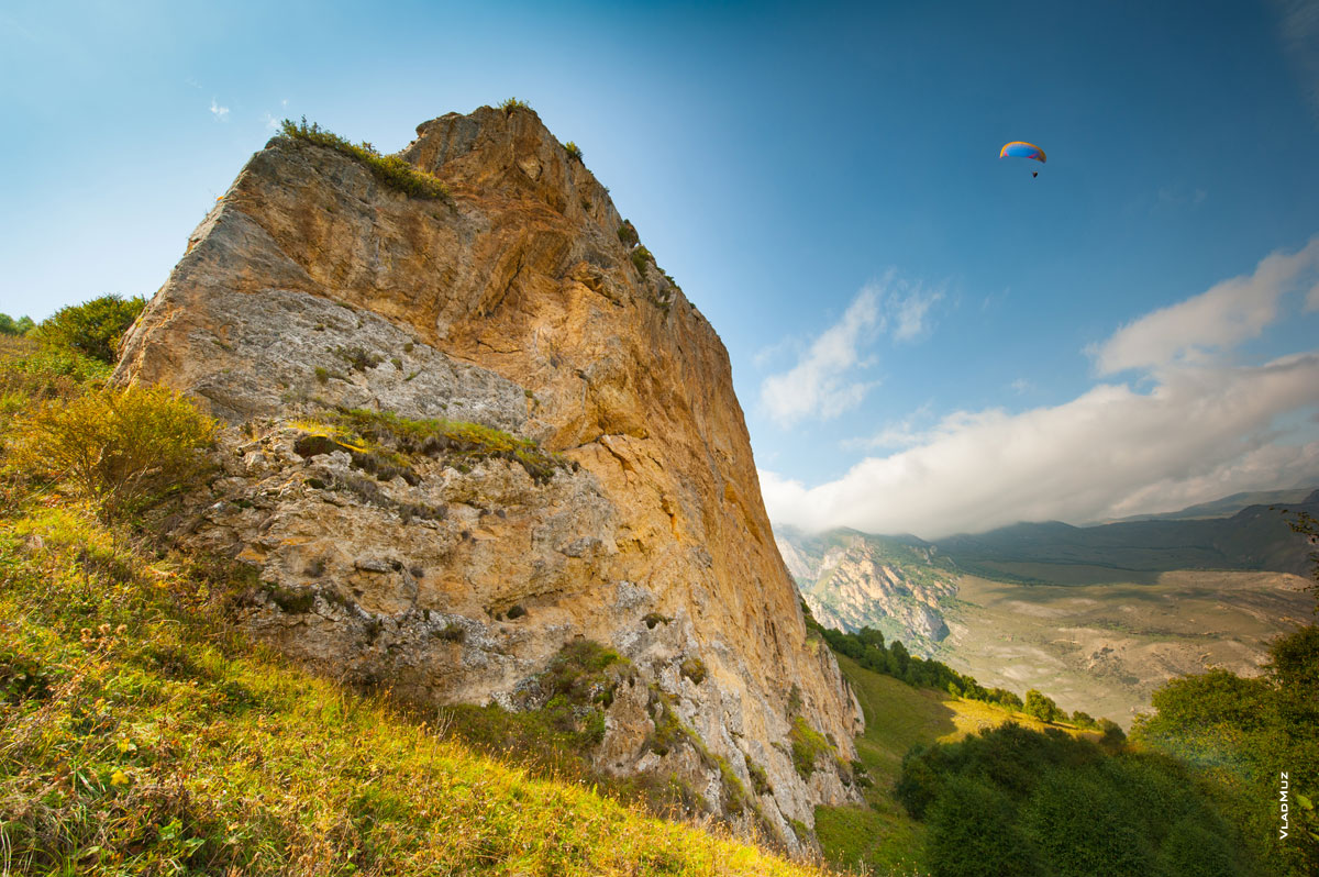 Парадром «Флайчегем»: фото скалы и параплана в небе