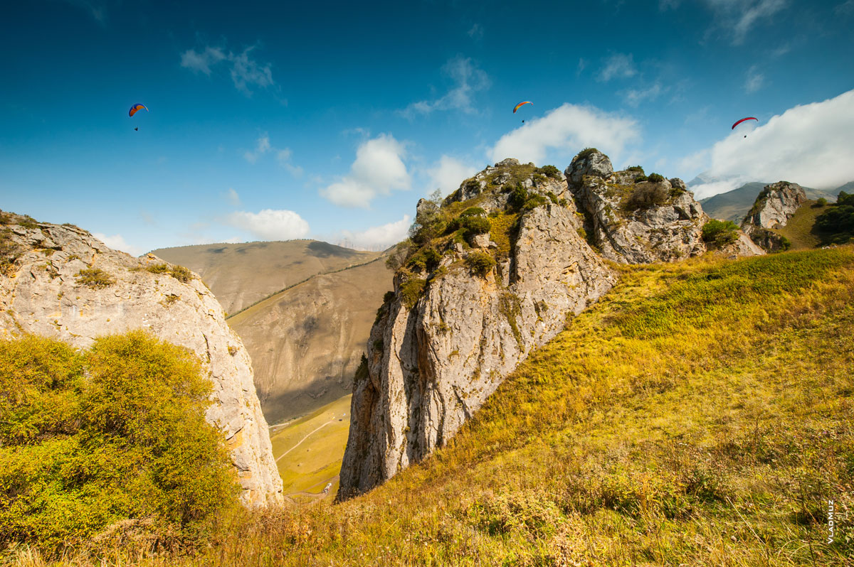 Парадром «Флайчегем»: фото парящих парапланеристов над скалами горы Зинки