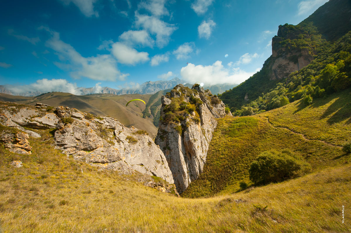 Парадром «Флайчегем»: горный фотопейзаж с парапланом между скал горы Зинки