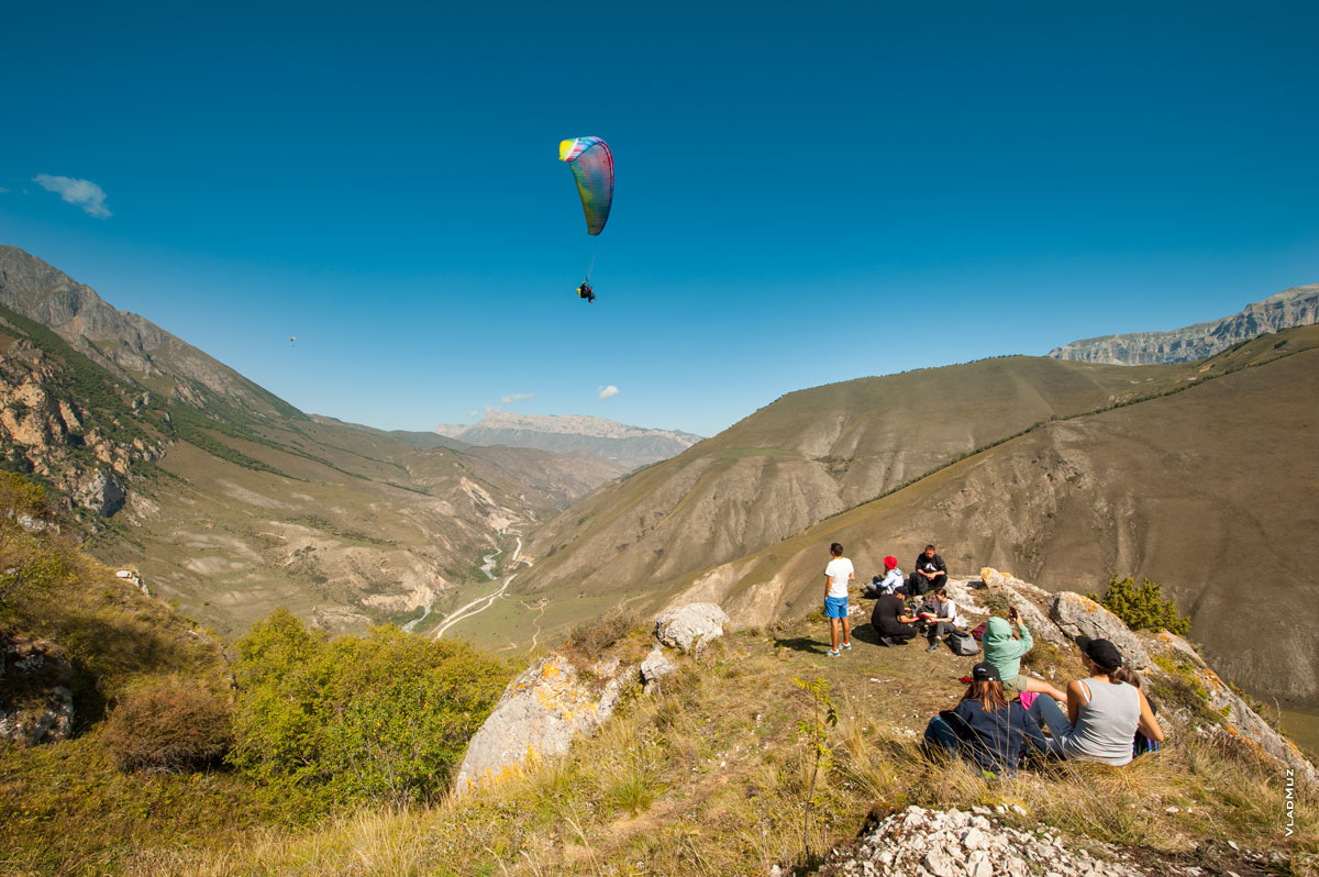Парадром «Флайчегем»: фото туристов на смотровой площадке горы Зинки и парапланериста в небе