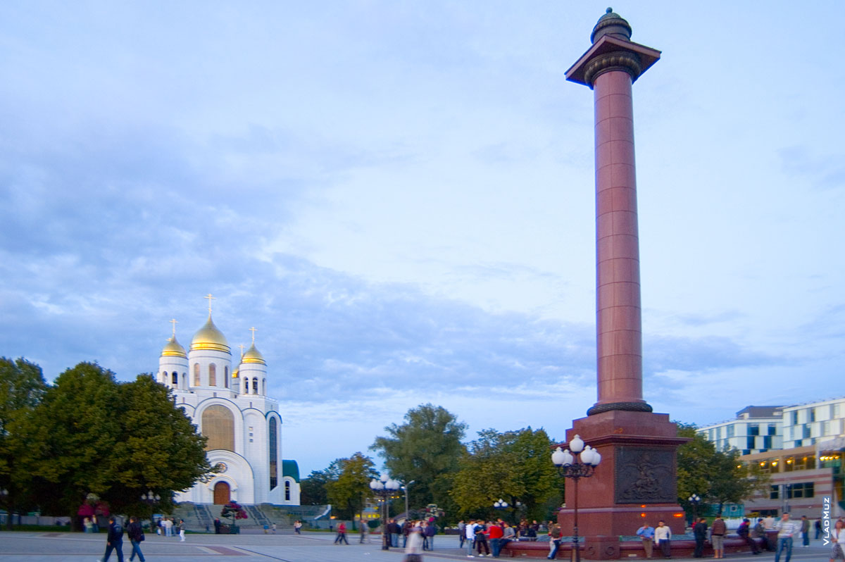 Храм Христа Спасителя и стела на площади Победы в Калининграде