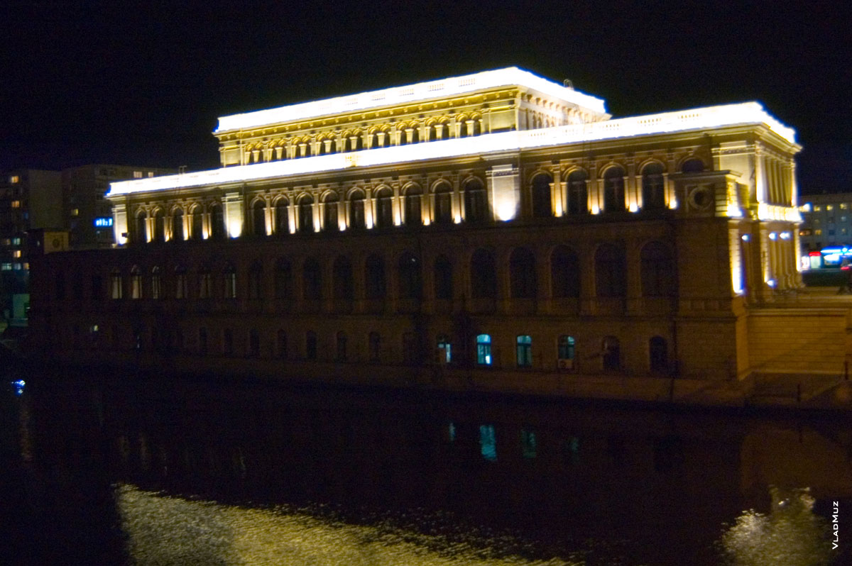 Ночью здание Кенигсбергской биржи имеет красивую подсветку