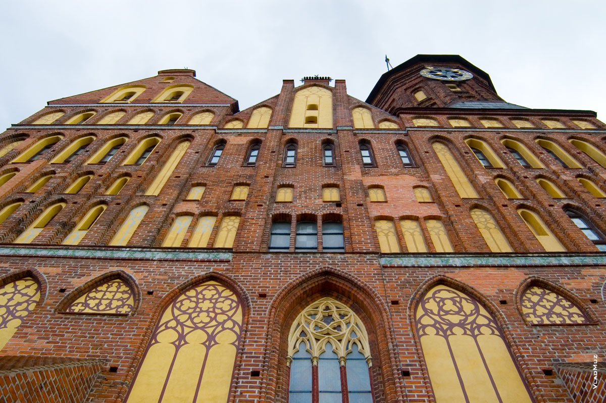 Фасад Кафедрального собора в Калининграде крупным планом