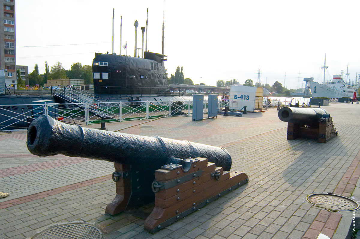 На набережной в Калининграде представлена эволюция видов артиллерийских орудий. На дальнем плане — подводная лодка Б-413