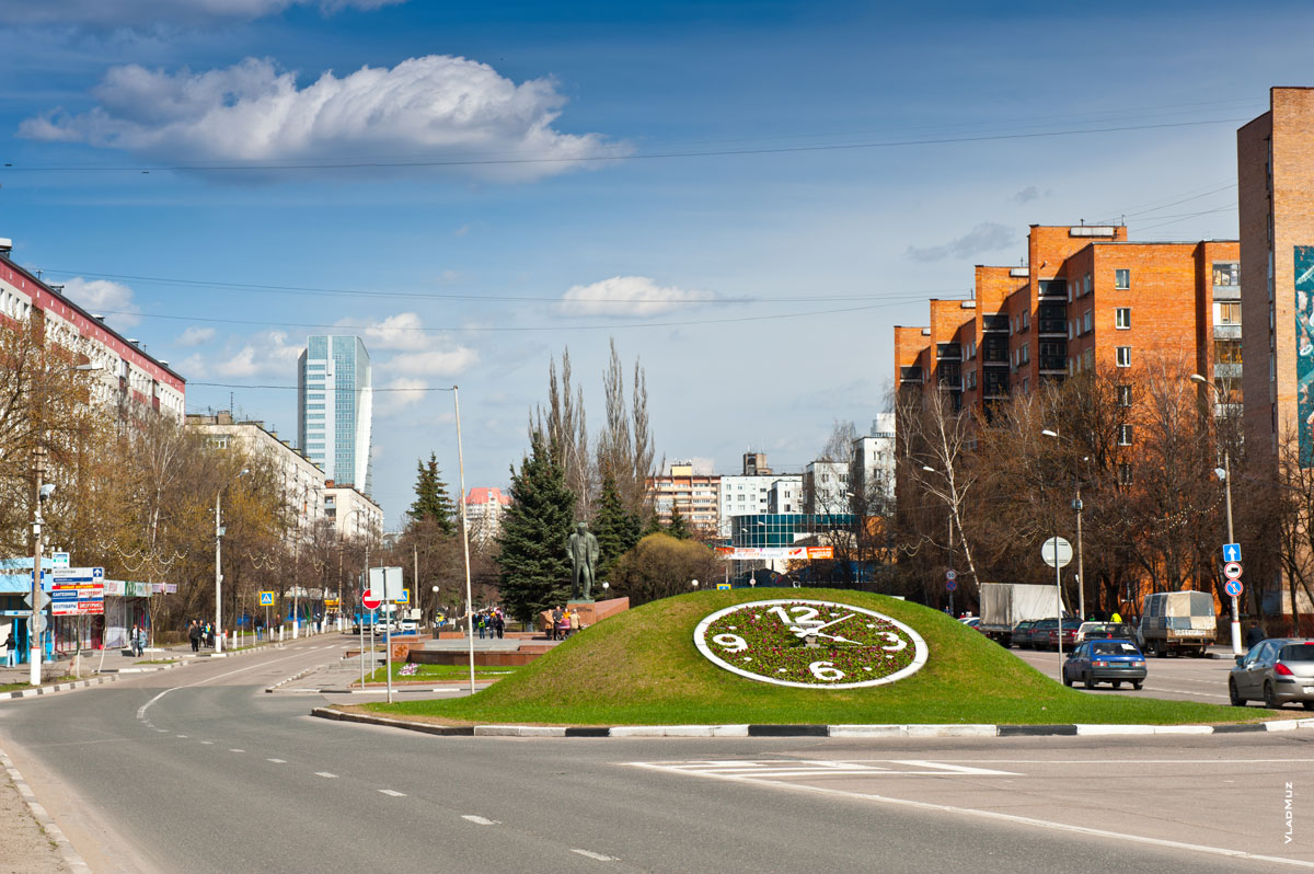 Фото клумбы в форме часов, памятника Королёва в начале пр. Королёва, 2013 г.