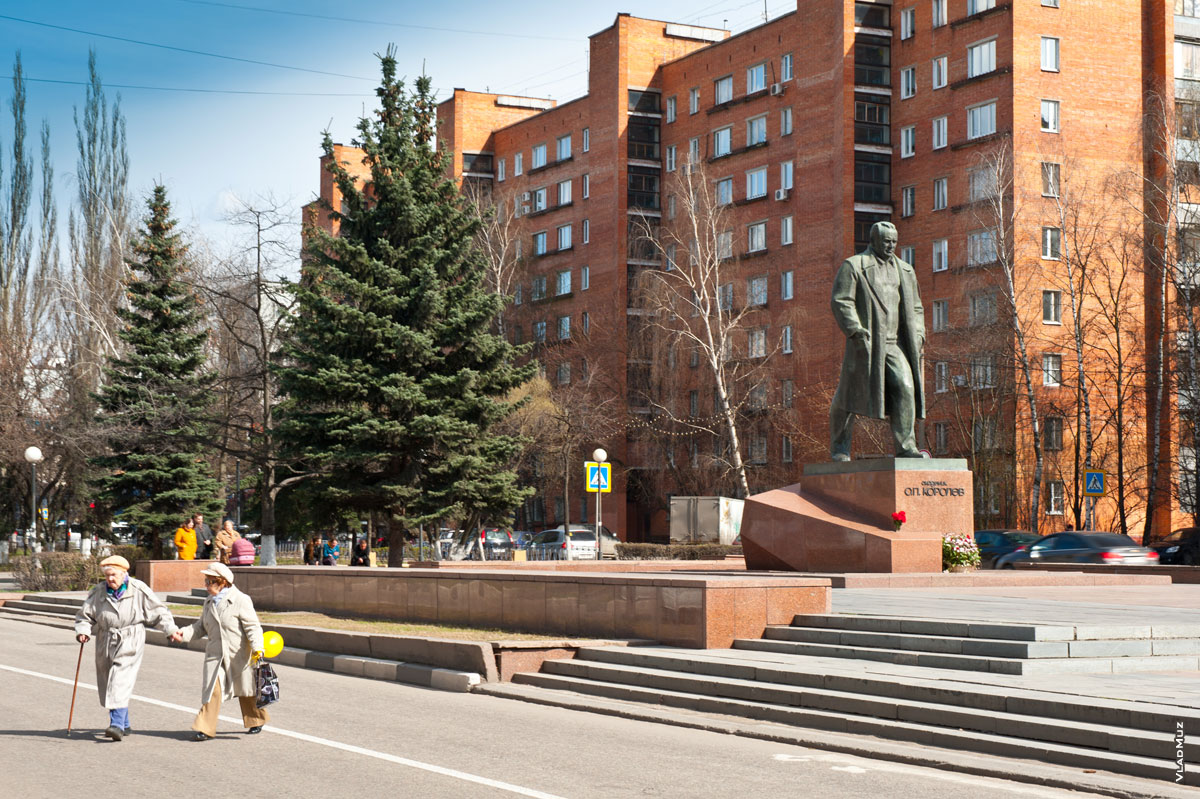 Фото памятника Сергею Павловичу Королёву на проспекте Королёва