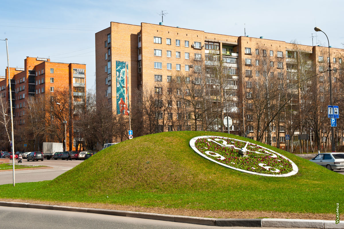 Фото клумбы с цветами в форме часов на пр. Королёва, 2013 г. (сейчас здесь стоит автограф Королёва)