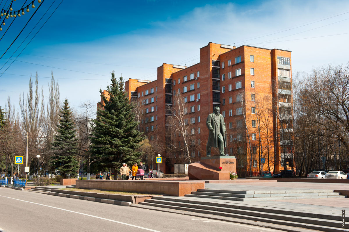 Фото памятника  С. П. Королёву на проспекте Королёва