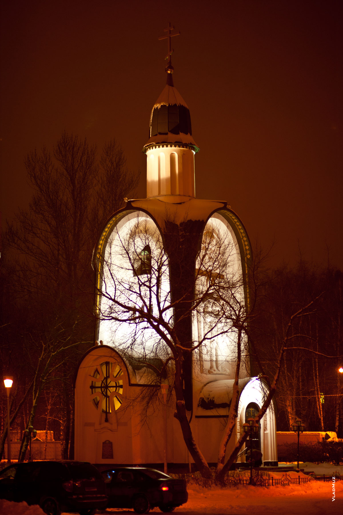 Ночное HD-фото Александро-Невской часовни в г. Королёве с подсветкой