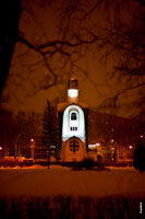 Ночное HD-фото часовни Александра Невского в Королёве с подсветкой