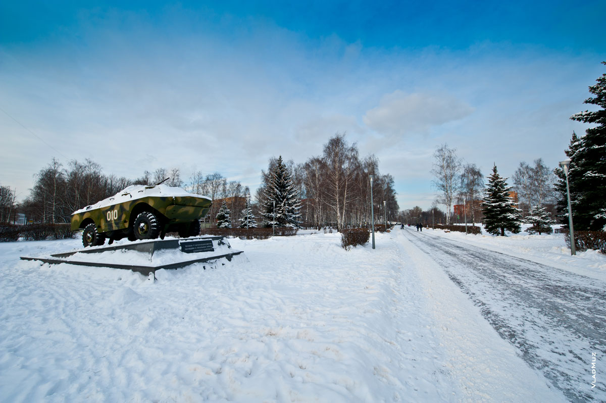 Фото бронированной разведывательно-дозорной машины (БРДМ) и Аллеи Славы в городе Королёве Московской области