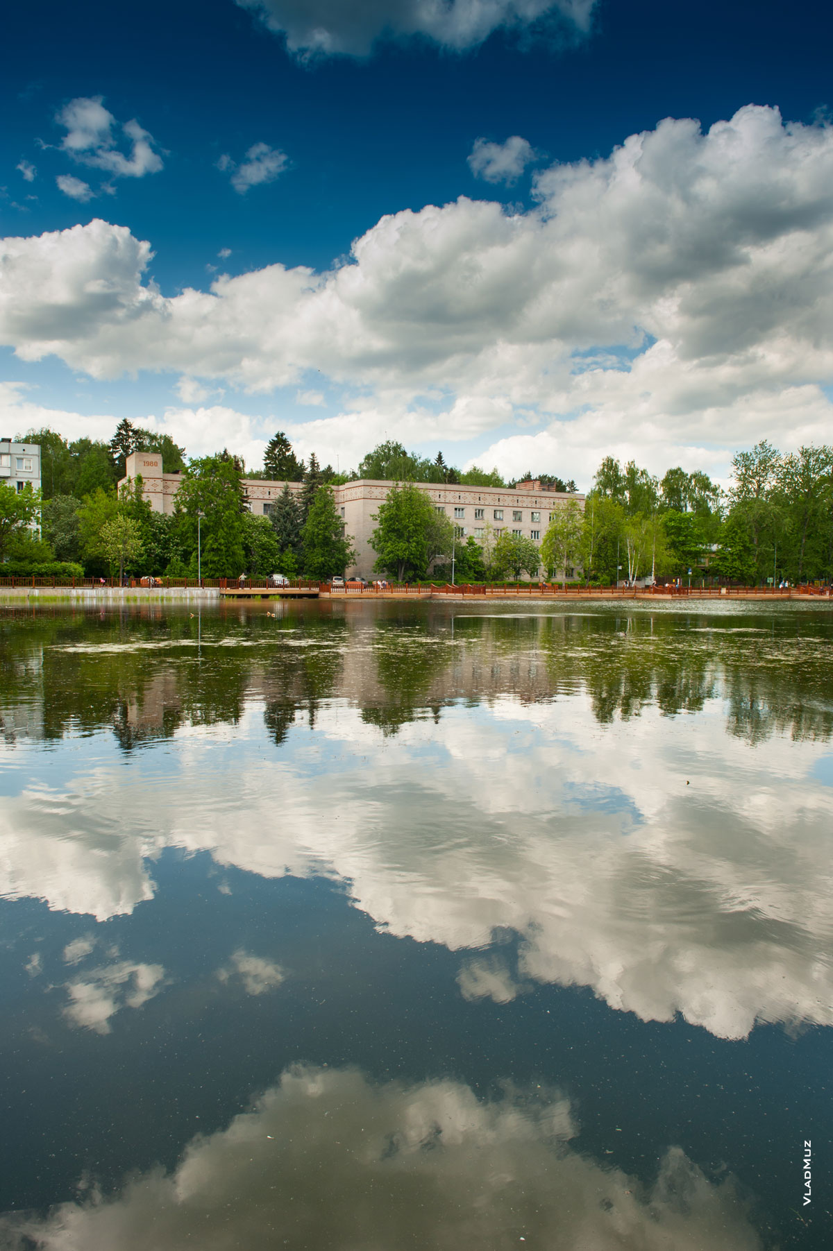 Фото с озером и гостиницей в мкрн. Юбилейном г. Королёва Московской области