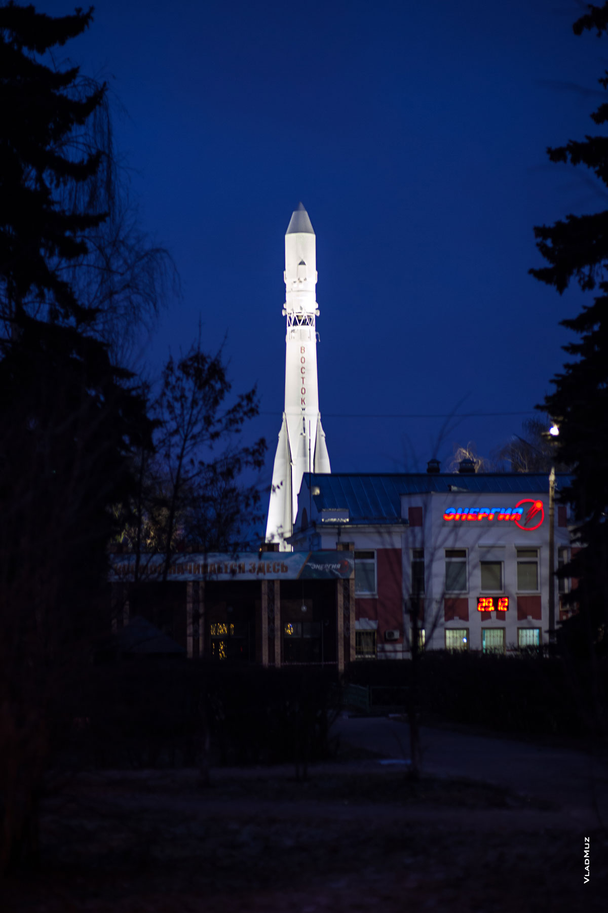 HD-фотография ракеты «Восток» в городе Королёве на территории ракетно-космической корпорации «Энергия» имени С. П. Королёва