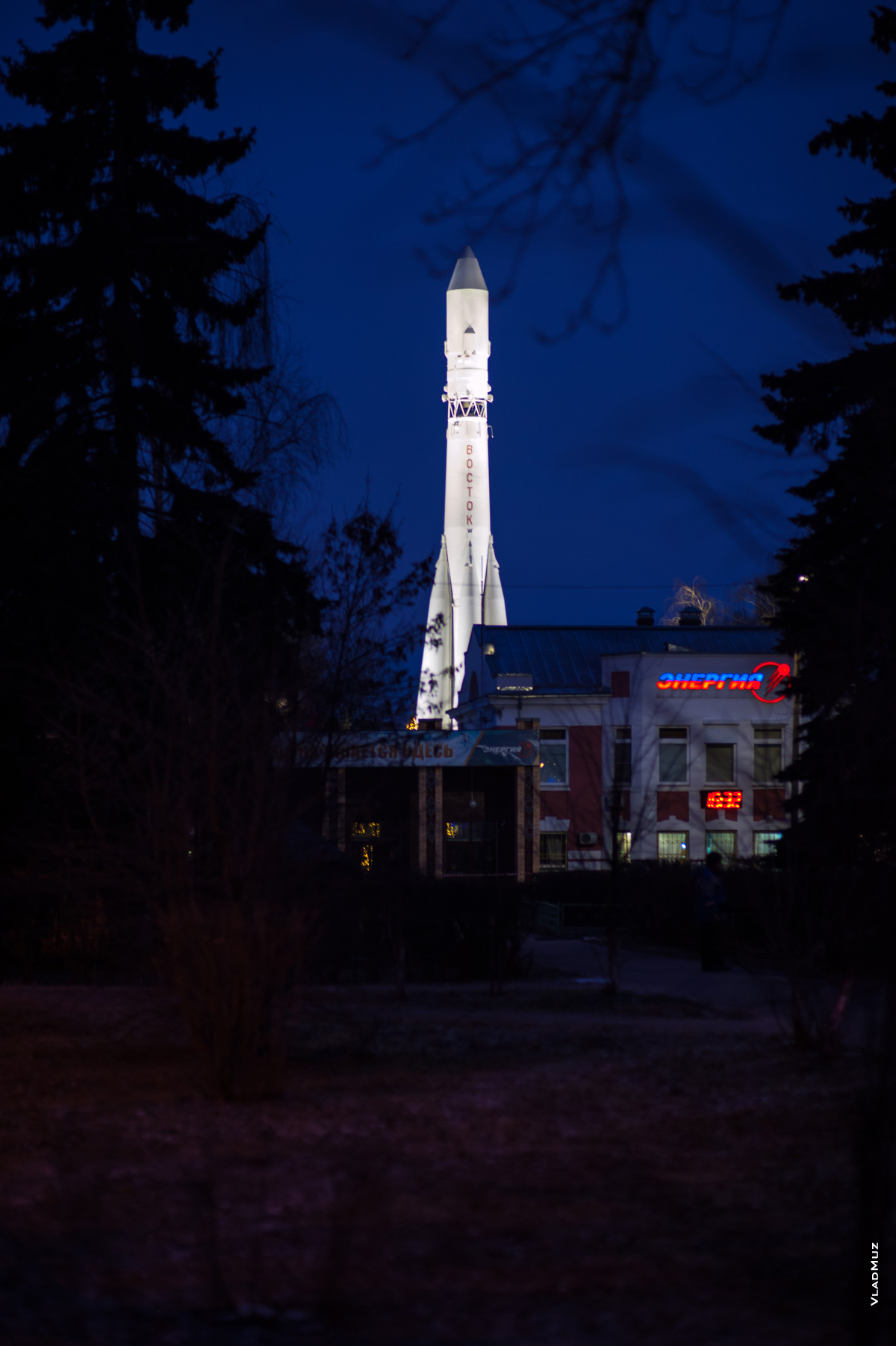 Ночное красивое фото ракеты «Восток» с подсветкой на территории РКК «Энергия» в Королёве