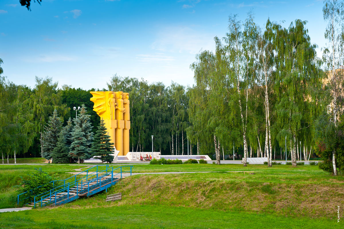 HD-фотография памятника Мемориала Славы в городе Королёве или «Трое вышли из леса»