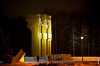Ночное HD-фото памятника Мемориала Славы в г. Королёве или «Трое вышли из леса»