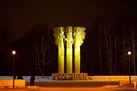 HD-фото памятника Мемориала Славы в г. Королёве или «Трое вышли из леса» ночью