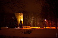 Фото памятника «Трое вышли из леса» в г. Королёве ночью, зимой