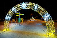 HD-фото новогодних арок с гирляндами в Центральном парке г. Королёва (4256 на 2832 пикселей)